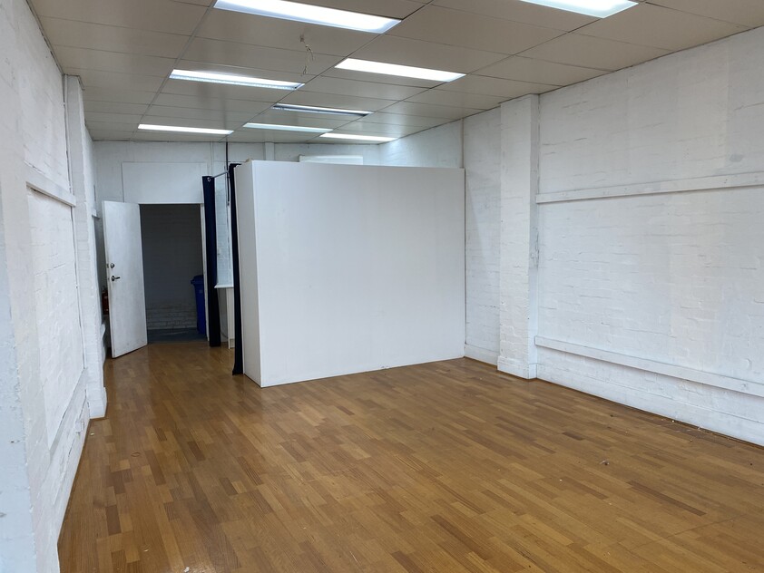 FOR LEASE - BOUTIQUE RETAIL IN BUSY SHOPPING PRECINCT