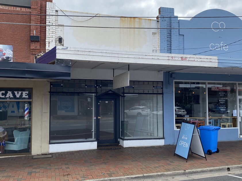 FOR LEASE - BOUTIQUE RETAIL IN BUSY SHOPPING PRECINCT