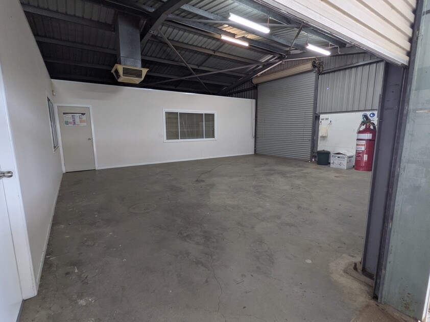 WAREHOUSE/ OFFICES FOR LEASE - EASY ACCESS FOR VEHICLES