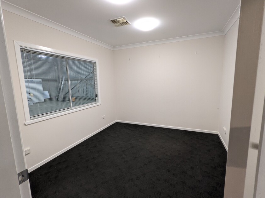 WAREHOUSE/ OFFICES FOR LEASE - EASY ACCESS FOR VEHICLES