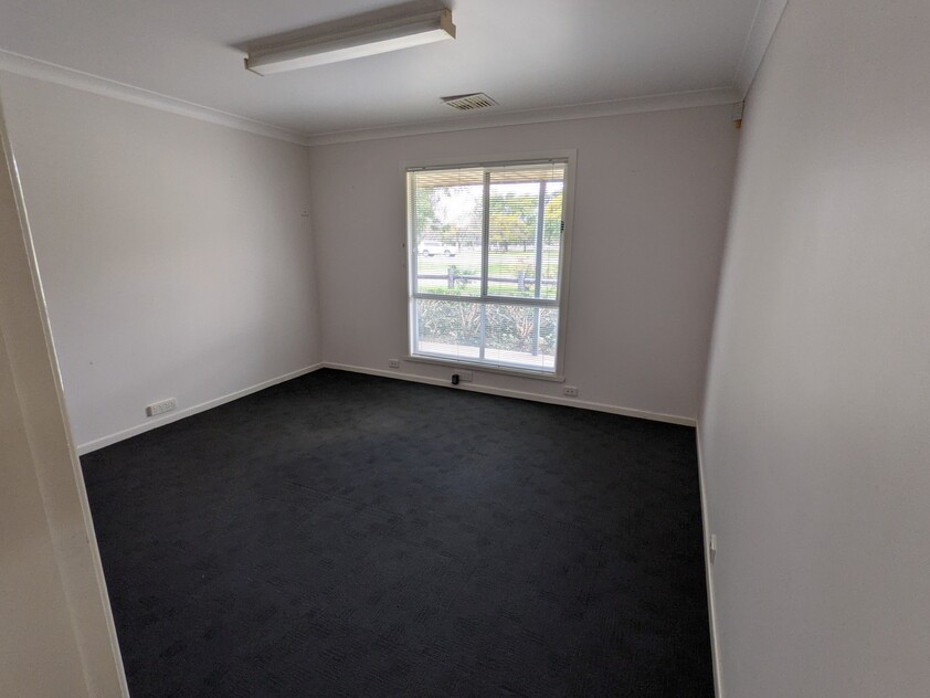 WAREHOUSE/ OFFICES FOR LEASE - EASY ACCESS FOR VEHICLES