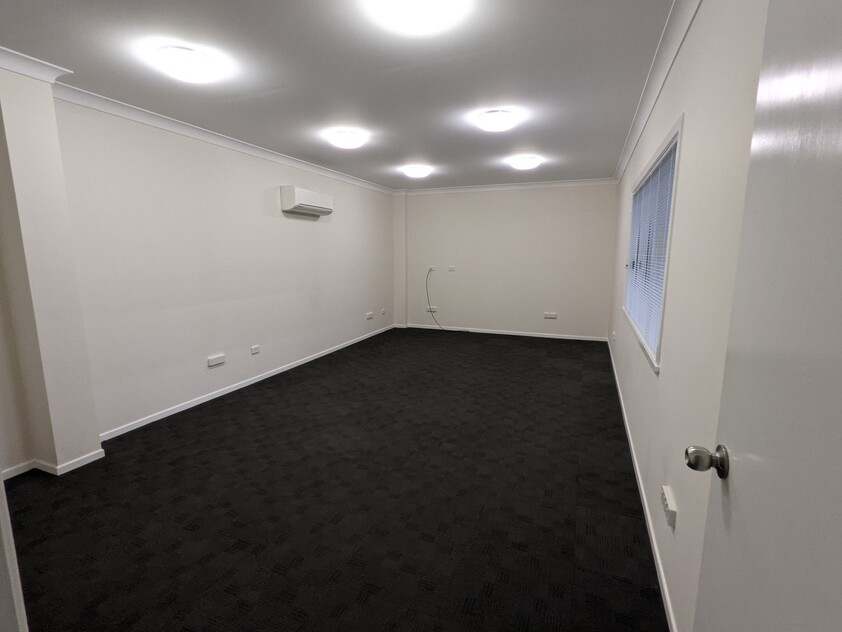 WAREHOUSE/ OFFICES FOR LEASE - EASY ACCESS FOR VEHICLES