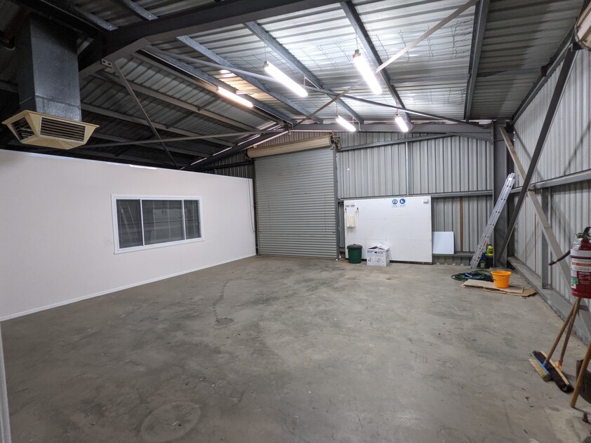 WAREHOUSE/ OFFICES FOR LEASE - EASY ACCESS FOR VEHICLES