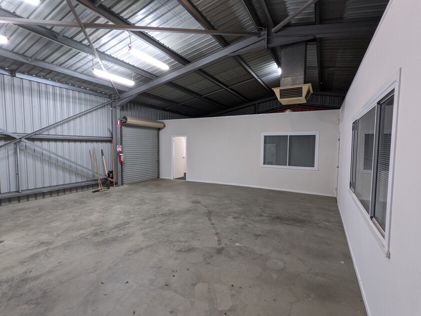 WAREHOUSE/ OFFICES FOR LEASE - EASY ACCESS FOR VEHICLES