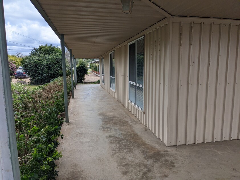 WAREHOUSE/ OFFICES FOR LEASE - EASY ACCESS FOR VEHICLES