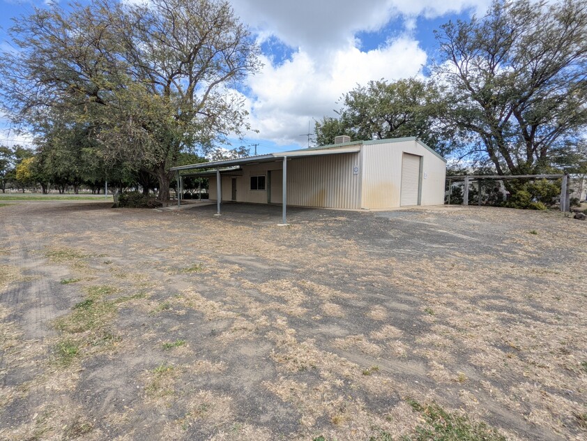 WAREHOUSE/ OFFICES FOR LEASE - EASY ACCESS FOR VEHICLES