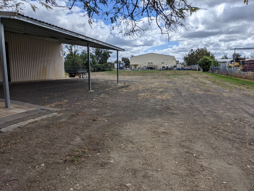 WAREHOUSE/ OFFICES FOR LEASE - EASY ACCESS FOR VEHICLES