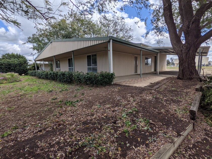 WAREHOUSE/ OFFICES FOR LEASE - EASY ACCESS FOR VEHICLES