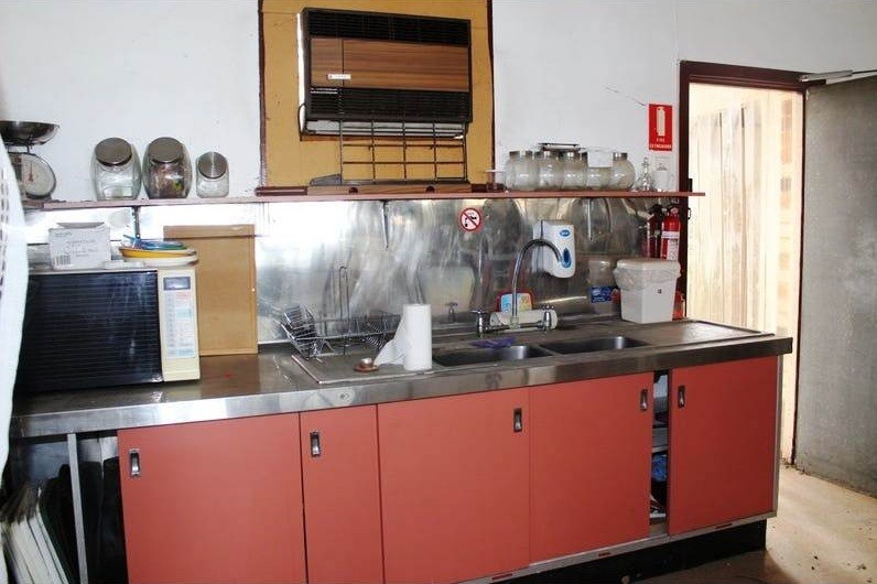 TAKE AWAY AND OUTDOOR/INDOOR SEATED CAFEE-PIZZA-FISH AND CHIPS-BURGERS ETC-12 MONTHS RENT FREE
