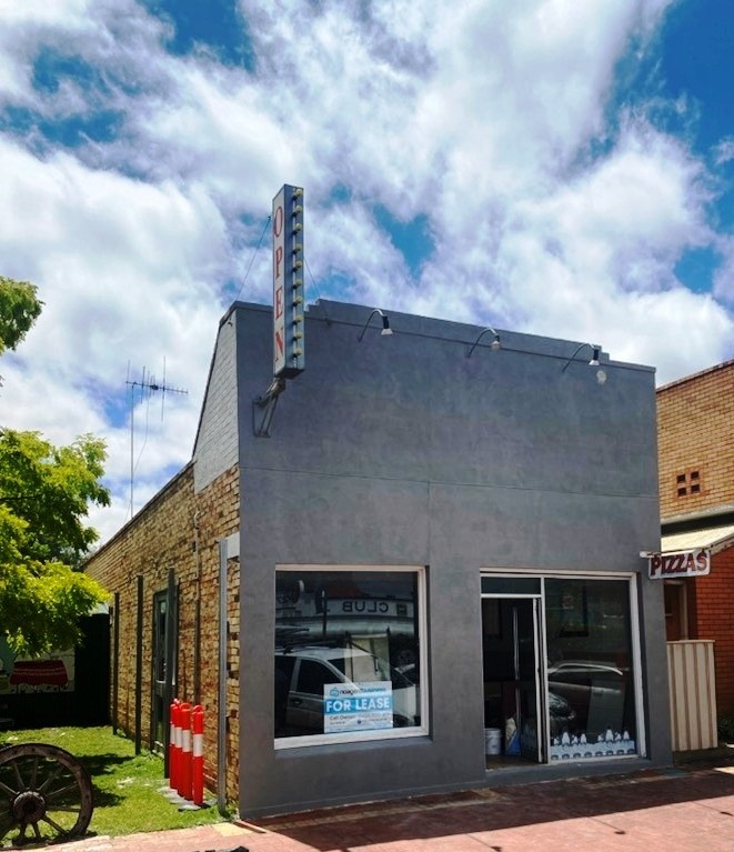 TAKE AWAY AND OUTDOOR/INDOOR SEATED CAFEE-PIZZA-FISH AND CHIPS-BURGERS ETC-12 MONTHS RENT FREE