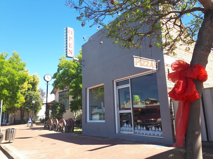 TAKE AWAY AND OUTDOOR/INDOOR SEATED CAFEE-PIZZA-FISH AND CHIPS-BURGERS ETC-12 MONTHS RENT FREE