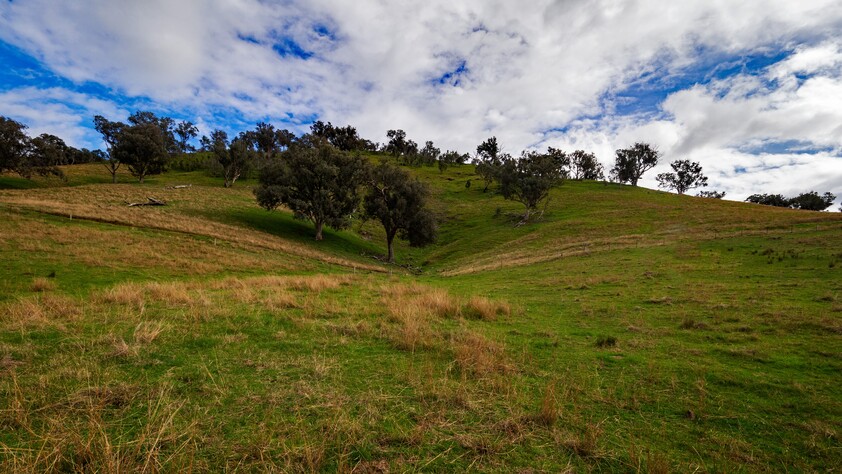 Hume Weir Views With An Easterly Aspect... Your chance to call Ebden home!!!