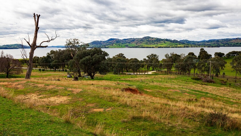 Hume Weir Views With An Easterly Aspect... Your chance to call Ebden home!!!