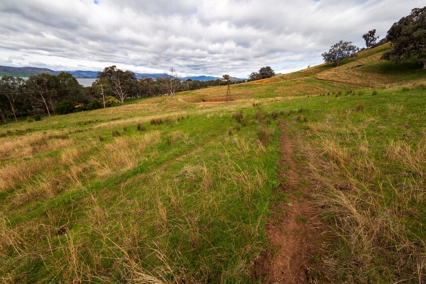 Hume Weir Views With An Easterly Aspect... Your chance to call Ebden home!!!