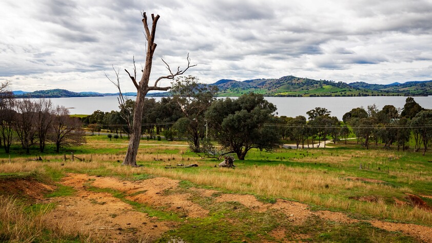 Hume Weir Views With An Easterly Aspect... Your chance to call Ebden home!!!