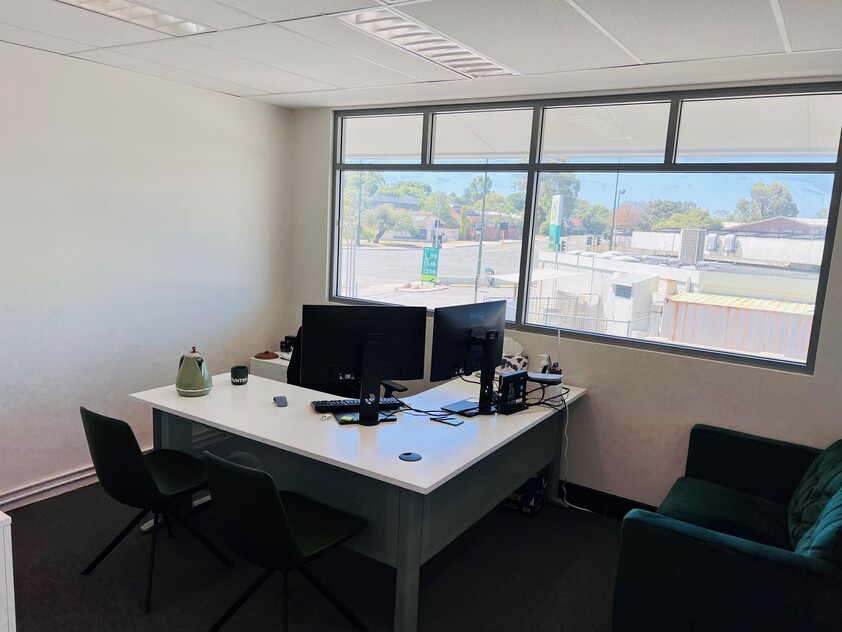 BRIGHT, MODERN & FITTED OFFICE SPACE