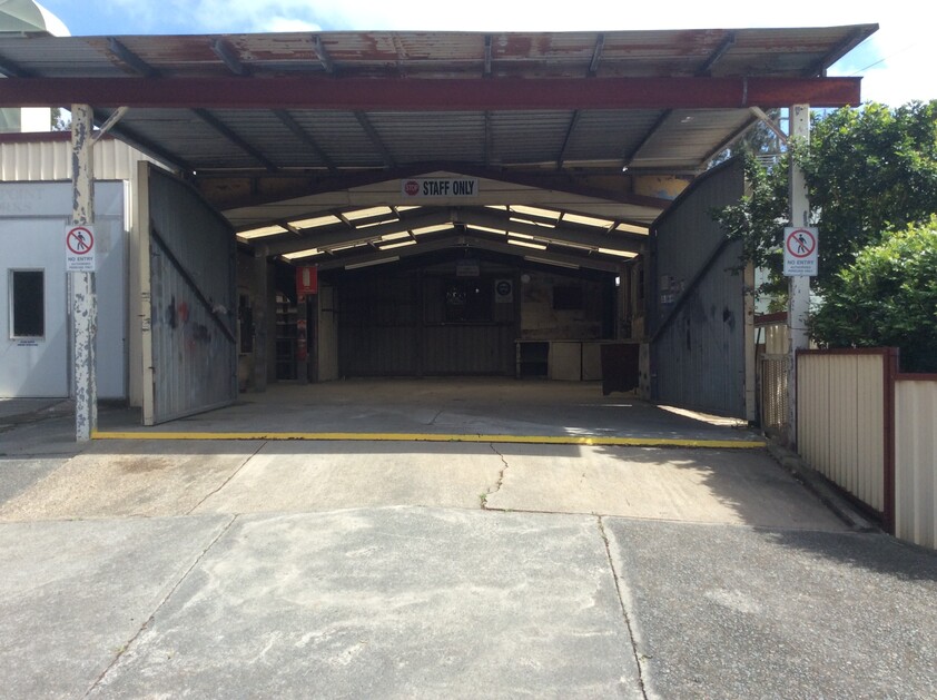 Workshop In Redland City on Prime Corner Position Available Now.