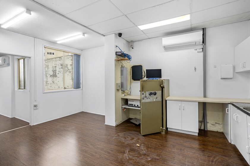 Orchid Avenue Retail Office or Medical For Lease (or For Sale) available from now