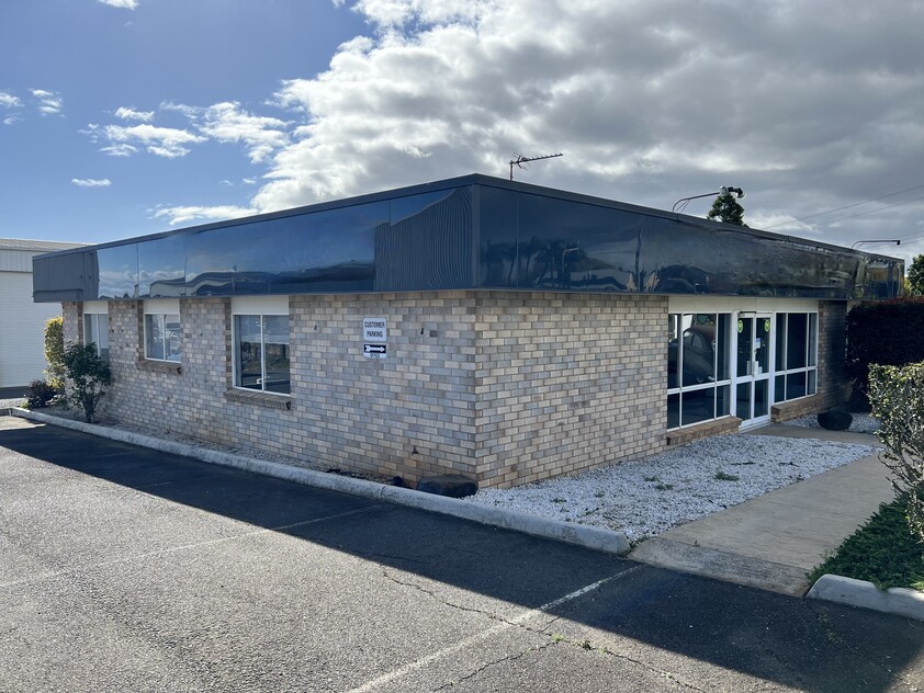 Prime Location 2500sq m Workshop/Warehouse + Office/Showroom + loads of off street parking and storage space