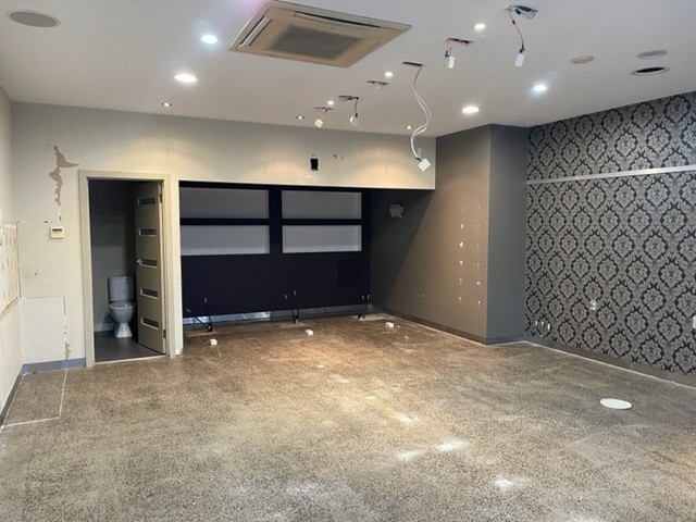 HAIRDRESSER/BARBER WANTED OR REFIT FOR FOOD/RETAIL/COMMERCIAL 1