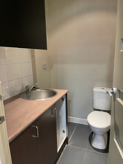 HAIRDRESSER/BARBER WANTED OR REFIT FOR FOOD/RETAIL/COMMERCIAL 1