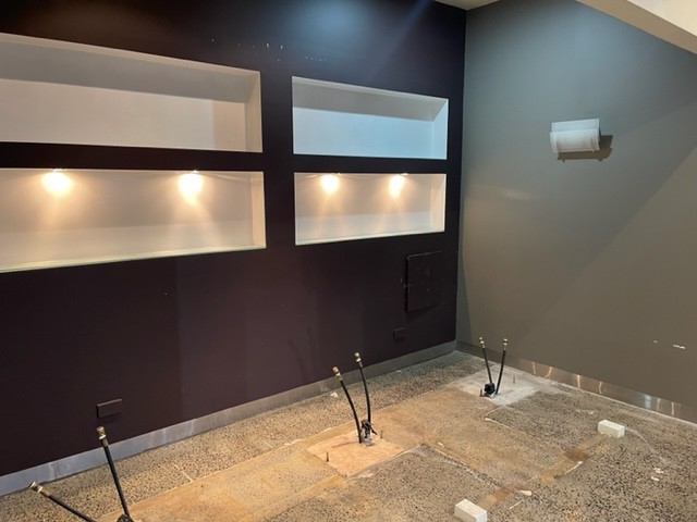 HAIRDRESSER/BARBER WANTED OR REFIT FOR FOOD/RETAIL/COMMERCIAL 1