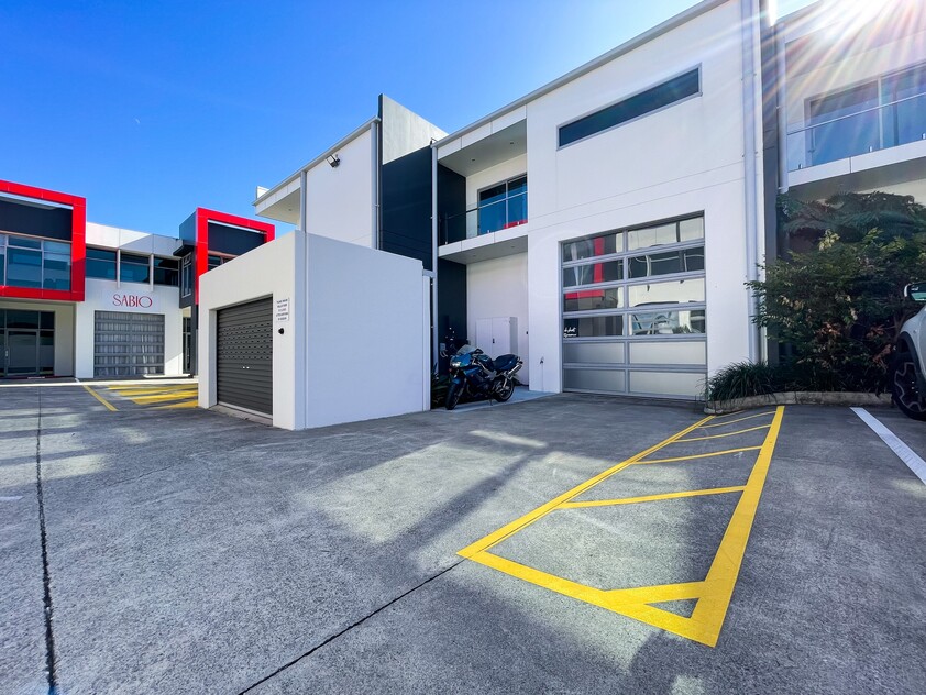 Prime central Southport location - Available to lease NOW!