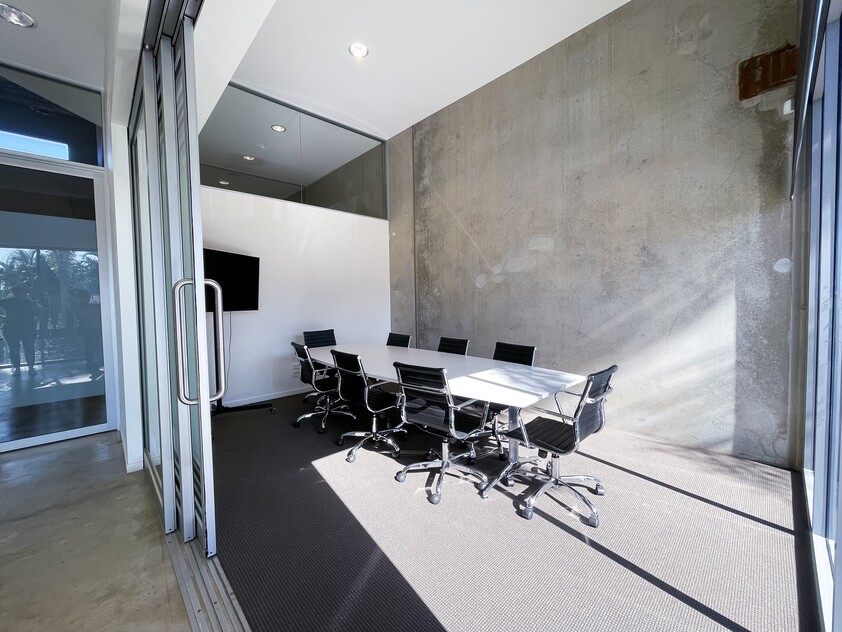 Prime central Southport location - Available to lease NOW!