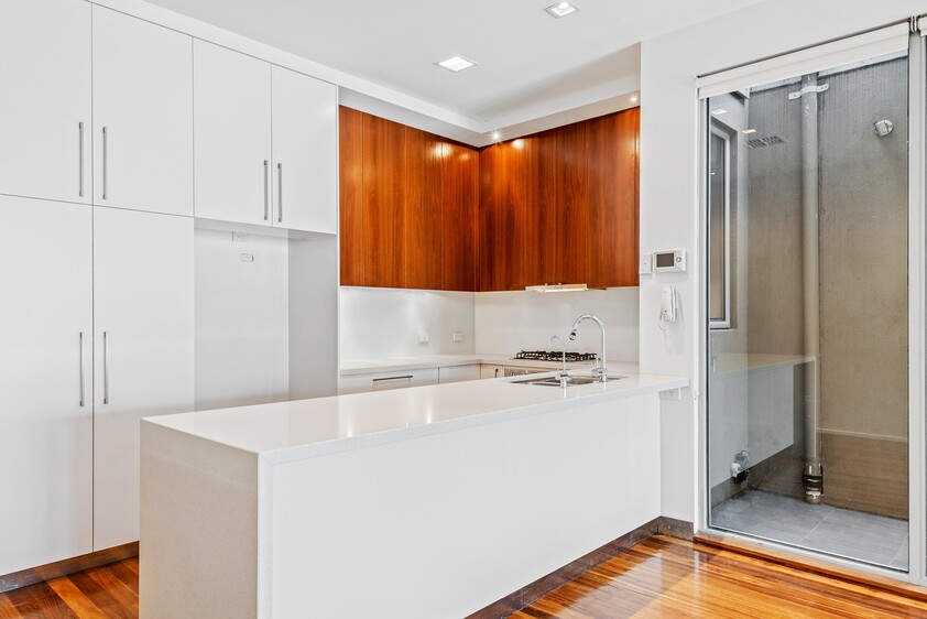 MULTI-PURPOSE COMMERCIAL &/OR DOMESTIC PROPERTY FOR LEASE WITH 3BR TOWNHOUSE AT THE REAR!