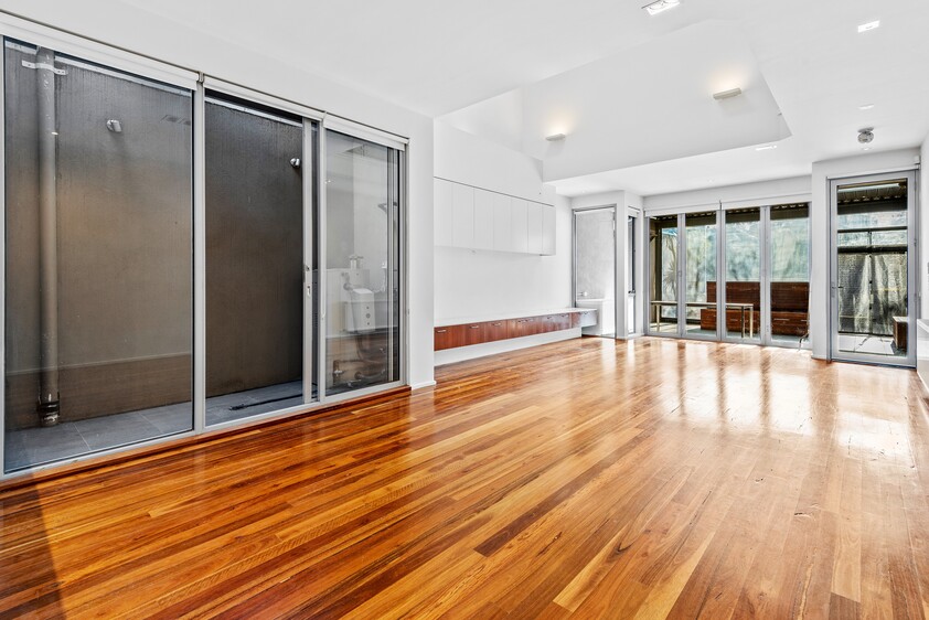 MULTI-PURPOSE COMMERCIAL &/OR DOMESTIC PROPERTY FOR LEASE WITH 3BR TOWNHOUSE AT THE REAR!