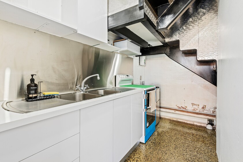 MULTI-PURPOSE COMMERCIAL &/OR DOMESTIC PROPERTY FOR LEASE WITH 3BR TOWNHOUSE AT THE REAR!