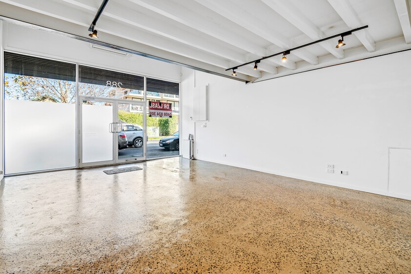 MULTI-PURPOSE COMMERCIAL &/OR DOMESTIC PROPERTY FOR LEASE WITH 3BR TOWNHOUSE AT THE REAR!