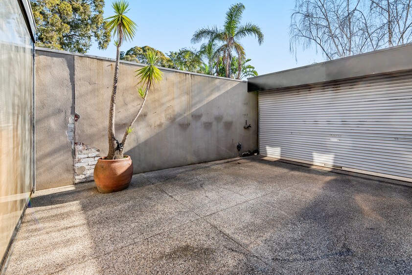 MULTI-PURPOSE COMMERCIAL &/OR DOMESTIC PROPERTY FOR LEASE WITH 3BR TOWNHOUSE AT THE REAR!
