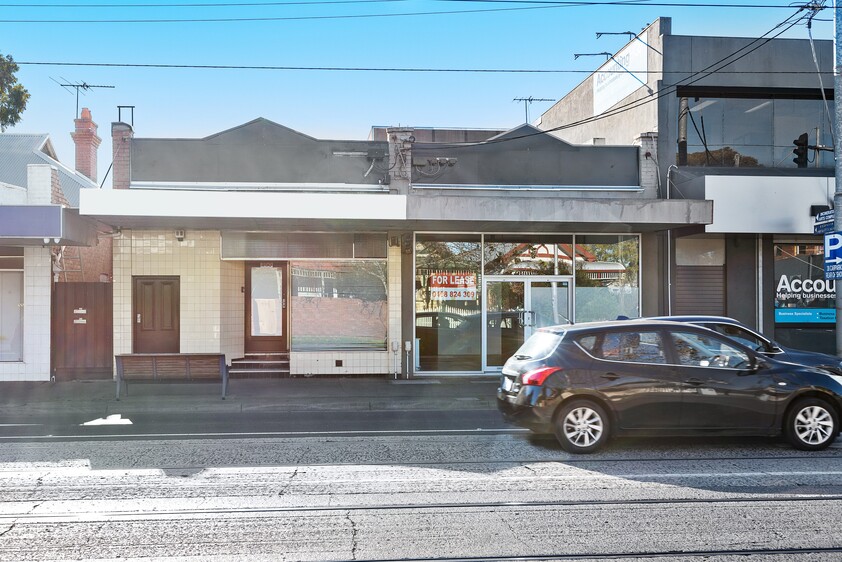 COMMERCIAL SPACE WITH HUGE PASSING TRAFFIC - CURRENTLY SET UP AS A HAIR SALON