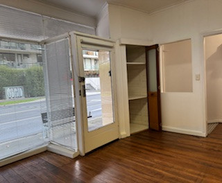 COMMERCIAL SPACE WITH HUGE PASSING TRAFFIC - CURRENTLY SET UP AS A HAIR SALON