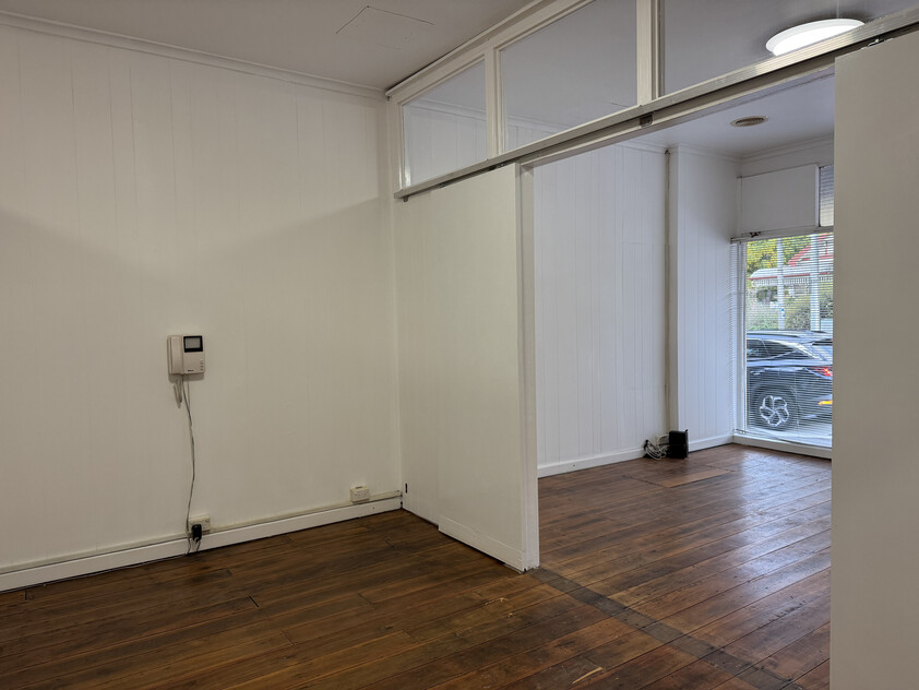COMMERCIAL SPACE WITH HUGE PASSING TRAFFIC - CURRENTLY SET UP AS A HAIR SALON