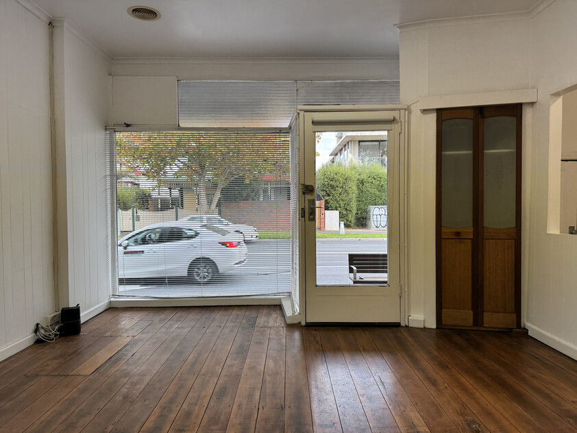 COMMERCIAL SPACE WITH HUGE PASSING TRAFFIC - CURRENTLY SET UP AS A HAIR SALON