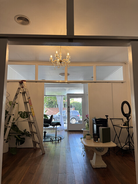 COMMERCIAL SPACE WITH HUGE PASSING TRAFFIC - CURRENTLY SET UP AS A HAIR SALON