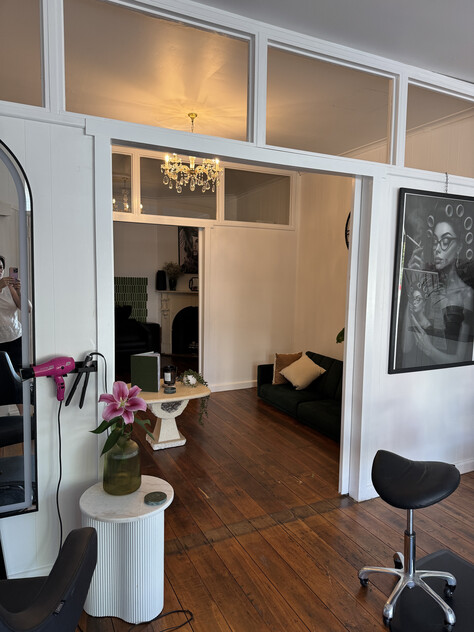 COMMERCIAL SPACE WITH HUGE PASSING TRAFFIC - CURRENTLY SET UP AS A HAIR SALON