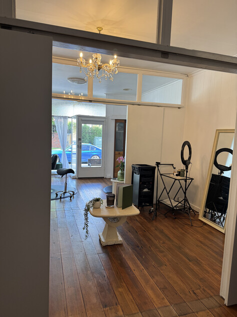 COMMERCIAL SPACE WITH HUGE PASSING TRAFFIC - CURRENTLY SET UP AS A HAIR SALON
