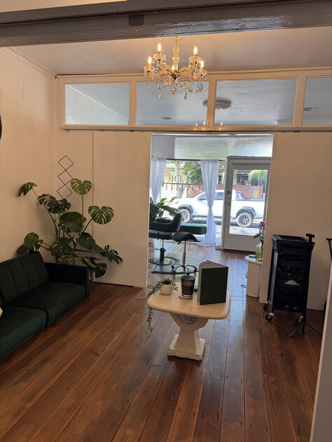 COMMERCIAL SPACE WITH HUGE PASSING TRAFFIC - CURRENTLY SET UP AS A HAIR SALON