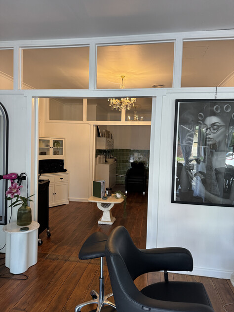 COMMERCIAL SPACE WITH HUGE PASSING TRAFFIC - CURRENTLY SET UP AS A HAIR SALON