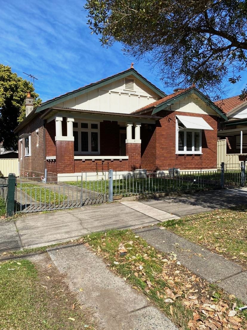 Perfect location, a stones throw from local shops, parks and bus stops