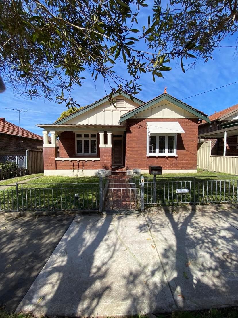 Perfect location, a stones throw from local shops, parks and bus stops
