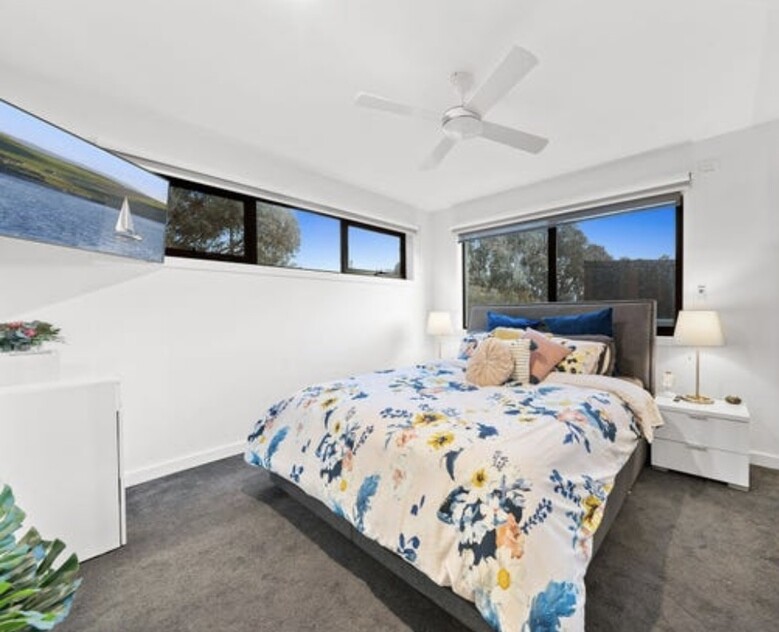 Modern 5 bedroom townhouse