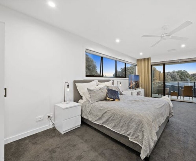Modern 5 bedroom townhouse