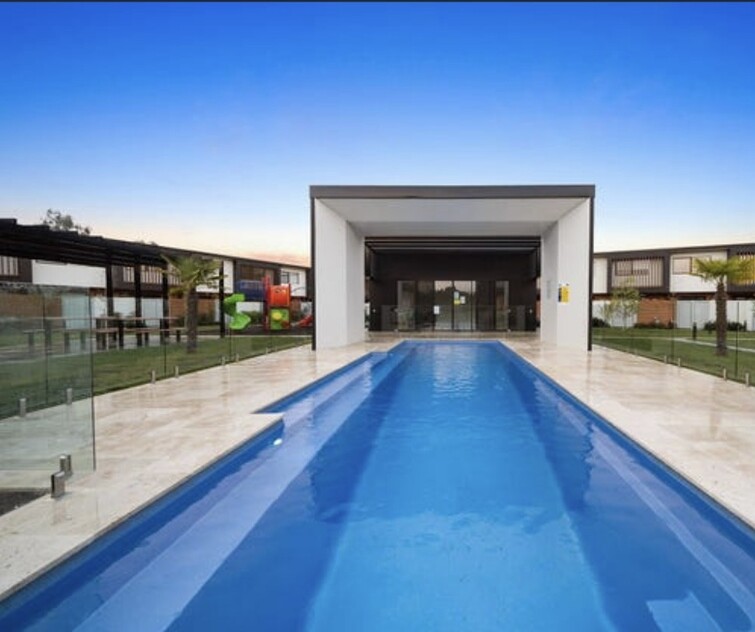 Modern 5 bedroom townhouse