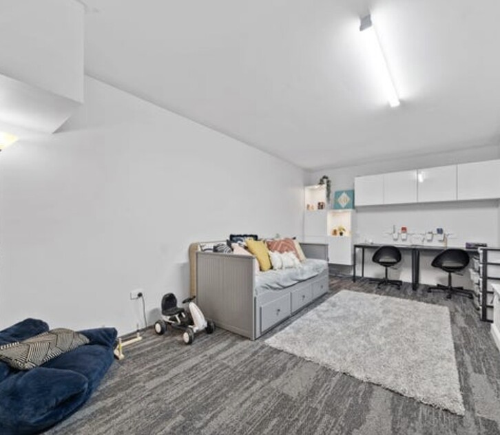 Modern 5 bedroom townhouse