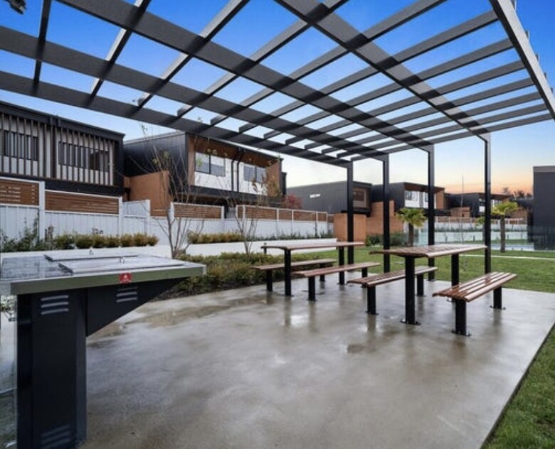 Modern 5 bedroom townhouse