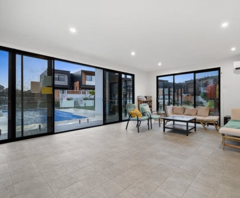 Modern 5 bedroom townhouse